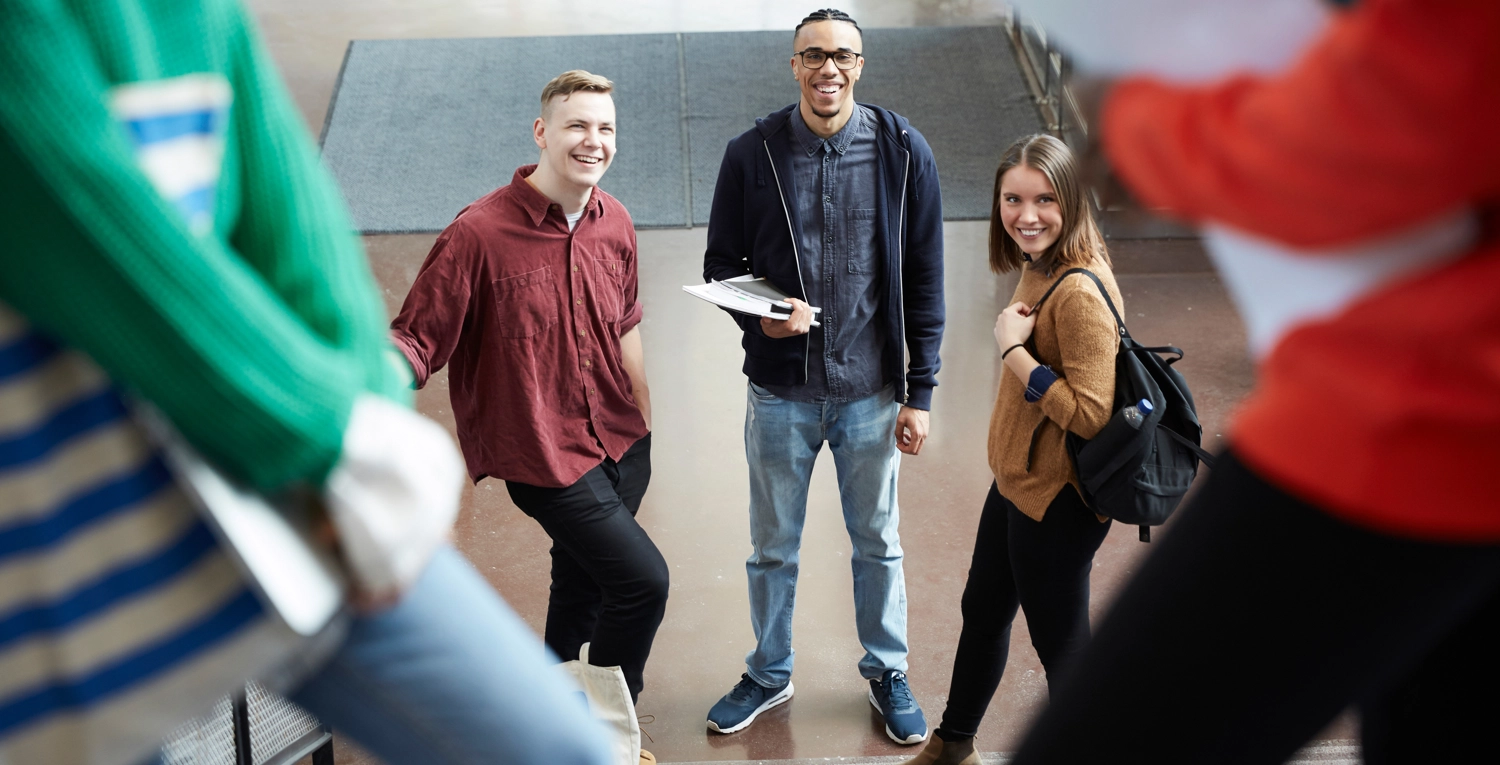 Grupp studenter vid trappa.webp