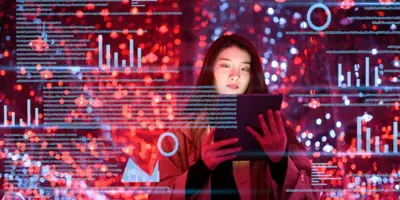 Ung kvinna som håller i dator med grafer och text adderat på bilden