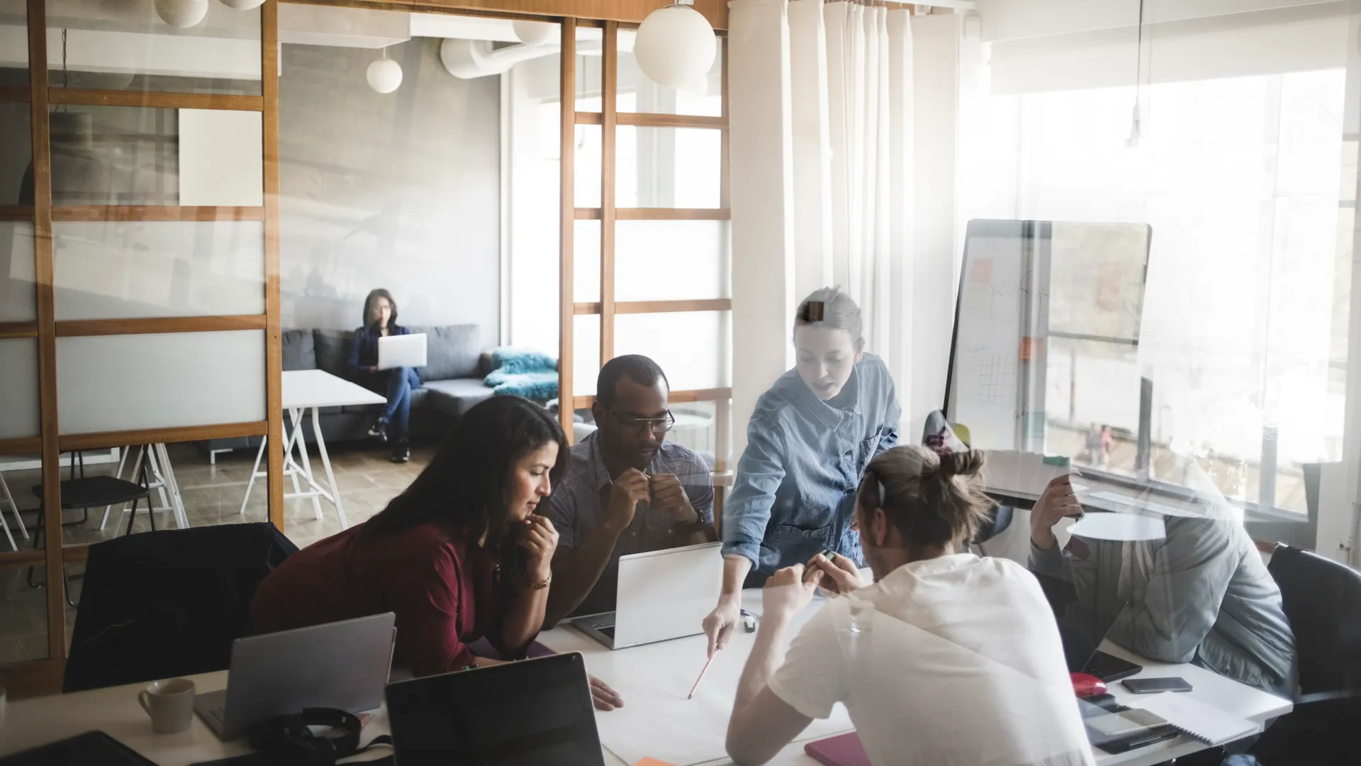 Grupp samarbetar runt ett bord.webp