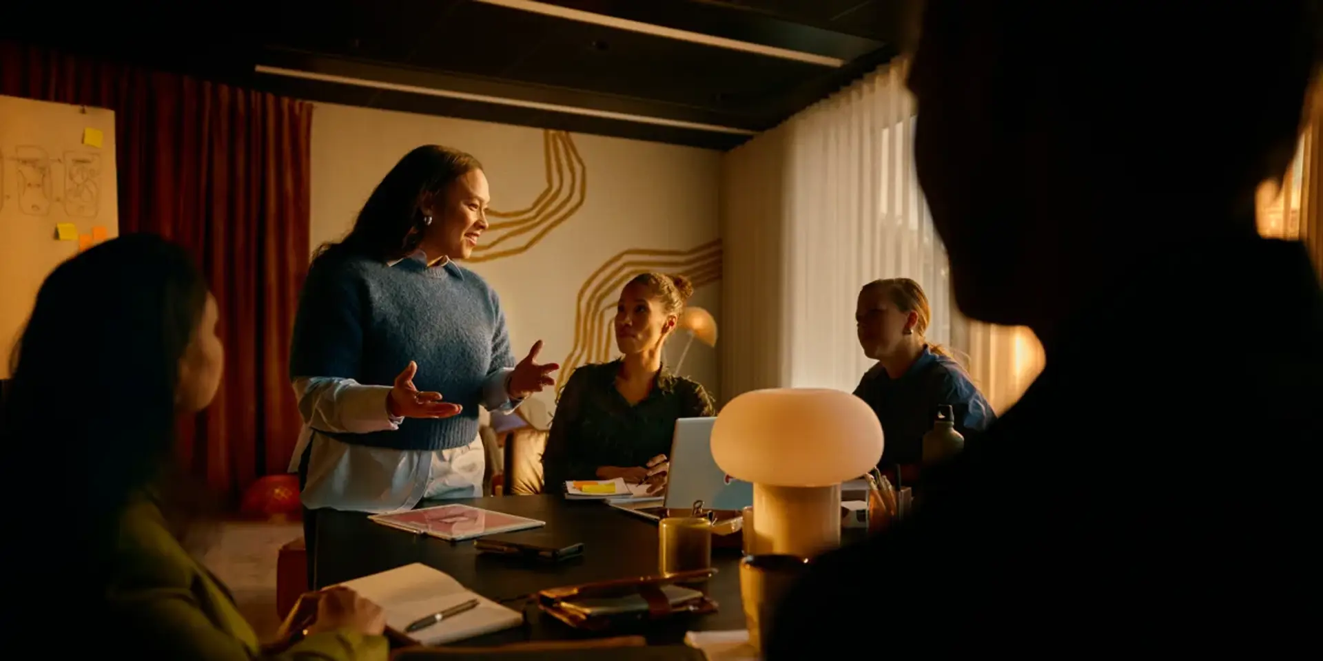 Kvinnlig IT-chef pratar engagerat med sina kollegor